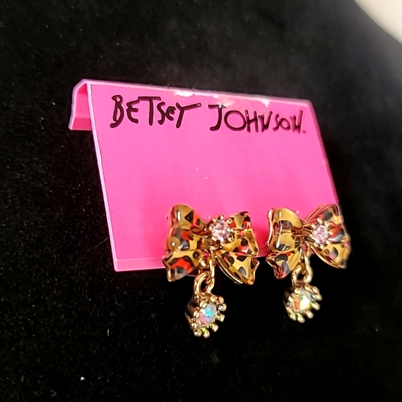 New Vintage! BETSEY JOHNSON Leaping Leopards Collection Bow Earrings. - Picture 4 of 6